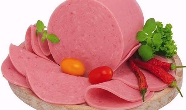 بأسرار المصانع.. طريقة عمل اللانشون الاقتصادي بدون لحوم