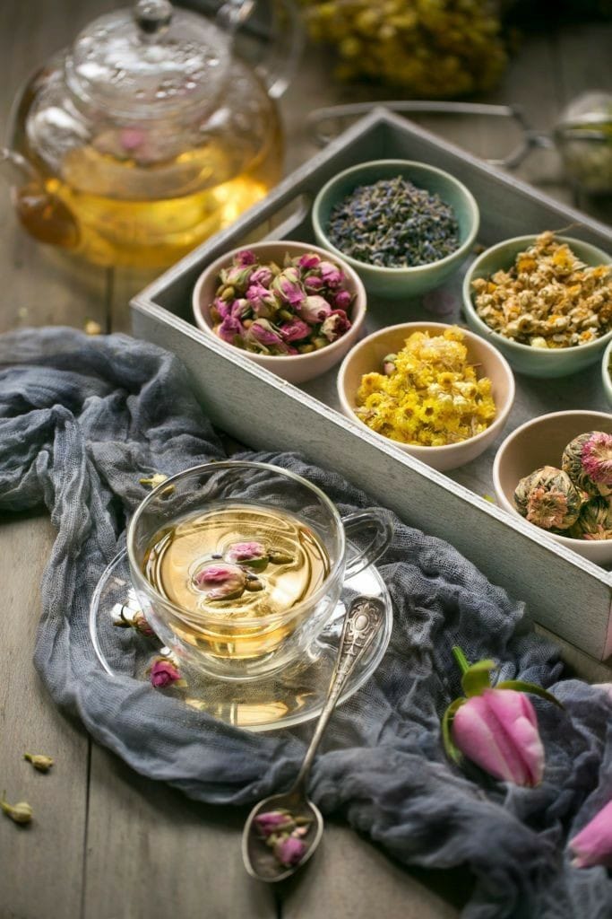 نقع الأعشاب في إبريق زجاجي