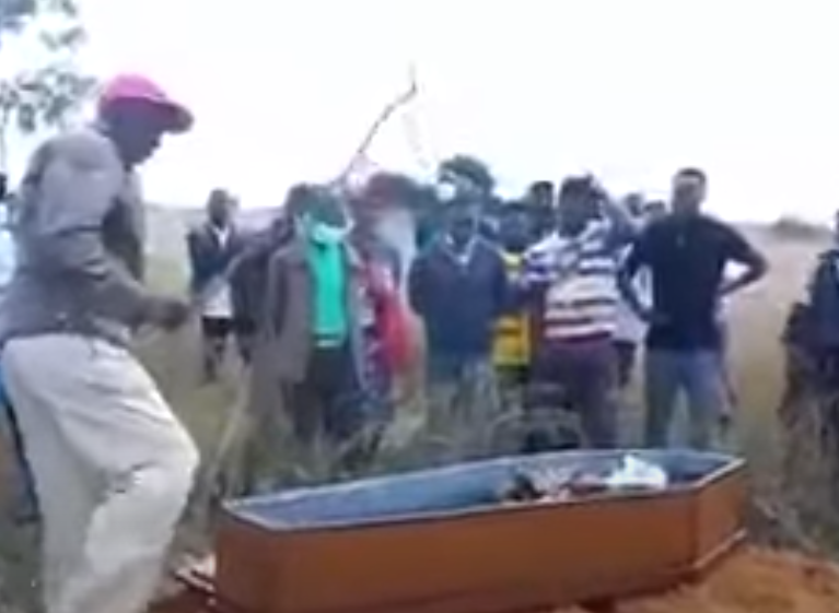 احدى قبائل افريقيا كل شخص