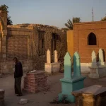 شاب يتحدى نفسه أن ينام في مقبرة مسكونة.. بين الحقيقة والأسطورة والخطر النفسي