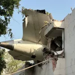 لحظات الرعب التي تحولت إلى إعجاز جوي  في مشهد نادر ومثير للإعجاب، تمكن قائد طائرة ركاب تابعة لإحدى شركات الطيران الدولية من تجنب كارثة جوية محققة، بعدما ارتطم ذيل الطائرة بأرض المدرج أثناء الهبوط بسبب اضطرابات هوائية مفاجئة. الحادث الذي وقع صباح اليوم في أحد المطارات الآسيوية، حبس أنفاس الركاب والمراقبين، قبل أن يتحول إلى قصة بطولية تُدرّس في عالم الطيران المدني.  اللحظة الحرجة وقرار الطيار الصعب  أظهرت لقطات الفيديو المنتشرة على الإنترنت الطائرة وهي تقترب من المدرج بسرعة أقل من المعتاد، ومع تغيّر اتجاه الرياح فجأة، انخفض الذيل ولامس أرض المدرج في مشهد مثير. لكن في أقل من ثلاث ثوانٍ، سحب الطيار مقبض الرفع الأمامي بزاوية دقيقة، مما أعاد توازن الطائرة فورًا، فلامست العجلات الرئيسية المدرج بثبات، وسط تصفيق الركاب ودهشة الطاقم الأرضي.  وأكد خبراء الطيران أن القرار الذي اتخذه الطيار في تلك اللحظة كان فاصلًا بين النجاة والكوارث، إذ أن أي تأخر ولو بجزء من الثانية كان كفيلًا بجعل الطائرة تنزلق أو تنفجر نتيجة احتكاك الذيل بأرض المدرج.